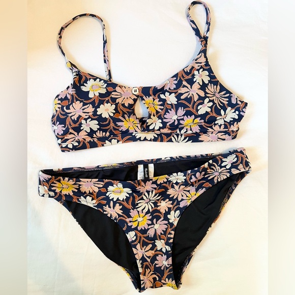Madewell Second Wave Classic Bikini in Wildflower - Picture 3 of 3